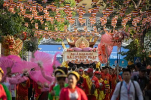 [Ảnh] Đông đảo người dân Hà Nội đón xá lợi Phật về chùa Quán Sứ