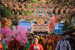 [Ảnh] Đông đảo người dân Hà Nội đón xá lợi Phật về chùa Quán Sứ