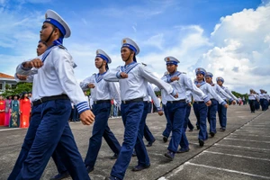 [Ảnh] Xúc động, tự hào buổi lễ chào cờ và duyệt đội ngũ trên đảo Trường Sa