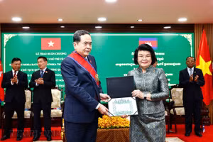 Chủ tịch Quốc hội Campuchia Samdech Khuon Sudary đeo dải băng, trao giấy chứng nhận Huân chương Đại Thập tự cho Chủ tịch Quốc hội Trần Thanh Mẫn. Ảnh: Doãn Tấn - TTXVN