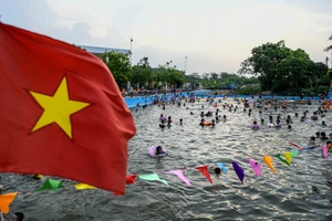 [Ảnh] Biến ao làng thành bể bơi miễn phí cho trẻ