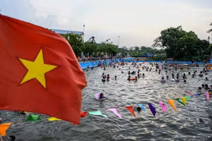 [Ảnh] Biến ao làng thành bể bơi miễn phí cho trẻ