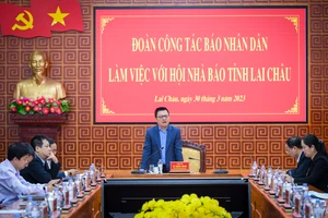 Đoàn công tác Báo Nhân Dân làm việc với Hội Nhà báo, các cơ quan báo chí tỉnh Lai Châu. (Ảnh: THÀNH ĐẠT)