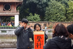 [Ảnh] Người dân Hà Nội rộn ràng đi xin chữ ngày mùng ba Tết