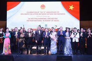Tổng Bí thư Tô Lâm và ngài Sultan Bachtiar Najamudin, Chủ tịch Thượng viện Indonesia tặng hoa cho các nghệ sĩ. (Ảnh: Thống Nhất/TTXVN)