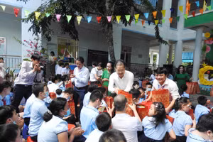 Đồng chí Nguyễn Văn Quảng và lãnh đạo các cơ quan chức năng tặng quà Trung thu cho học sinh khuyết tật trường chuyên biệt Tương Lai. 