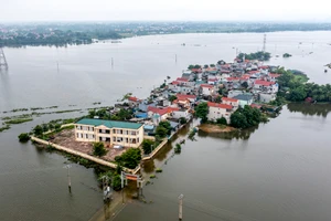 Nhiều xã ngoại thành Hà Nội trở thành "ốc đảo" vài ngày sau mưa lớn