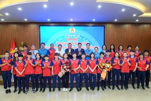 [Ảnh] Công đoàn Viên chức Việt Nam gặp mặt đội tuyển nữ Việt Nam và VĐV Nguyễn Thị Oanh