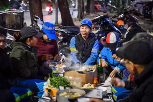 [Video] Bữa tất niên bên đường ngày cuối năm của công nhân môi trường Hà Nội