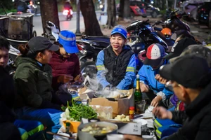 [Video] Bữa tất niên bên đường ngày cuối năm của công nhân môi trường Hà Nội