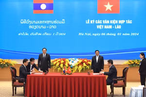 Hai bên ký Bản ghi nhớ về phát triển và kết nối hạ tầng thương mại biên giới giữa Chính phủ nước Cộng hòa xã hội chủ nghĩa Việt Nam và Chính phủ nước Cộng hòa Dân chủ Nhân dân Lào.