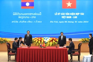 Hai bên ký Bản ghi nhớ về phát triển và kết nối hạ tầng thương mại biên giới giữa Chính phủ nước Cộng hòa xã hội chủ nghĩa Việt Nam và Chính phủ nước Cộng hòa Dân chủ Nhân dân Lào.