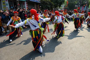 Điệu múa “con đĩ đánh bồng”.