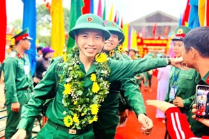 Tân binh thành phố Vũng Tàu hăng hái lên đường làm nhiệm vụ. (Ảnh KH)