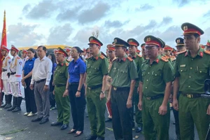 Cán bộ, chiến sĩ Công an tỉnh cùng các cơ quan chức năng dự lễ truy tặng Huân chương bảo vệ Tổ quốc và Huy hiệu “Tuổi trẻ dũng cảm” đối với Thượng sĩ Nguyễn Ngọc Minh Nhật.