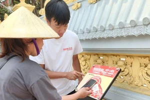 Du khách trải nghiệm tương tác với dự án "Yêu lắm Việt Nam" tại Đền Lảnh Giang.