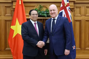 Thủ tướng Phạm Minh Chính với Thủ tướng New Zealand Christopher Luxon. Ảnh: Dương Giang-TTXVN 