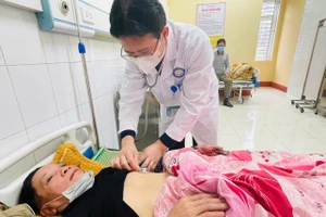 Bác sĩ Quyết thăm khám người bệnh cao huyết áp tại bệnh viện Nội tiết tỉnh Yên Bái. Ảnh: THANH SƠN