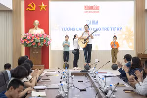 Một tiết mục biểu diễn của trẻ tự kỷ tại tọa đàm "Tương lai nào cho trẻ tự kỷ?". Ảnh: SƠN TÙNG