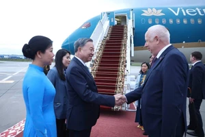 Phó Thủ tướng Belarus Anatoly Sivak tiễn Tổng Bí thư Tô Lâm và Phu nhân tại sân bay quốc tế Minsk. Ảnh: Thống Nhất/TTXVN