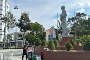 Nhóm kỹ thuật lắp đặt thiết bị NFC tại Công viên 30/4, thành phố Sóc Trăng.