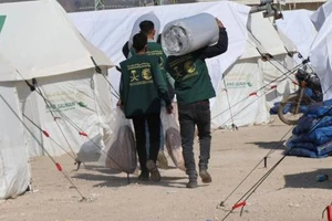 Đưa hàng cứu trợ đến với nạn nhân vụ động đất ở Syria.