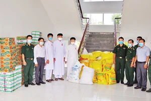 Hội thánh Cao Đài Tòa thánh Tây Ninh phối hợp Bộ đội Biên phòng Tây Ninh tặng quà người dân vùng biên giới trong dịch Covid-19.