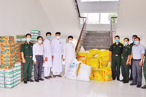 Hội thánh Cao Đài Tòa thánh Tây Ninh phối hợp Bộ đội Biên phòng Tây Ninh tặng quà người dân vùng biên giới trong dịch Covid-19.