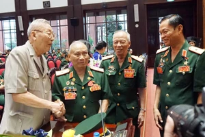 Trung tướng Đồng Sỹ Nguyên và lãnh đạo Hội Truyền thống Trường Sơn-Đường Hồ Chí Minh Việt Nam, tại Đại hội nhiệm kỳ II, ngày 18/5/2016. (Ảnh tư liệu)