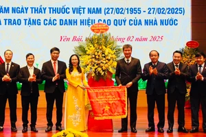 Lãnh đạo tỉnh Yên Bái trao cờ thêu cho ngành y tế Yên Bái. (Ảnh: THANH SƠN)