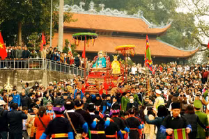 Rước Mẫu qua sông Hồng. Ảnh: THANH SƠN