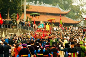 Rước Mẫu qua sông Hồng. Ảnh: THANH SƠN