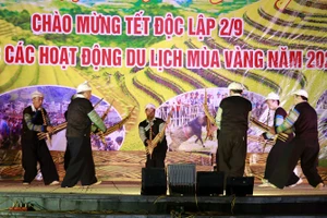 Tiết mục khèn H'Mông trong lễ hội.
