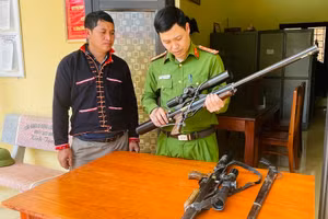 Công an xã Nậm Lành, huyện Văn Chấn kiểm tra súng tự chế PCP khi thu hồi. (Ảnh: THANH SƠN)