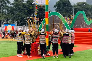 Tiết mục khèn H'Mông trong lễ hội. (Ảnh: THANH SƠN)