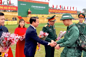 Đồng chí Đỗ Đức Duy, Ủy viên Trung ương Đảng, Bí thư Tỉnh ủy tặng hoa chúc mừng tân binh.