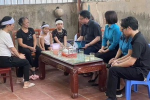 Chủ tịch Công đoàn Giáo dục Việt Nam Nguyễn Ngọc Ân thăm hỏi gia đình thầy cô giáo gặp tai nạn. 