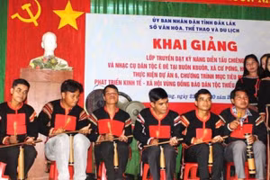 Các thanh niên dân tộc Ê Đê xã Cư Pơng biểu diễn chiêng tre tại buổi khai mạc lớp học.