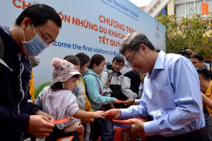 Ông Nguyễn Minh, Phó Chủ tịch Ủy ban nhân dân tỉnh Bình Thuận trao tận tay những phong bao lì xì cho hành khách vừa xuống tàu.