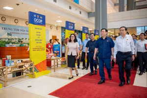 Chủ tịch Quốc hội Vương Đình Huệ, Phó Chủ tịch Thường trực Quốc hội Trần Thanh Mẫn và các đại biểu đến kiểm tra công tác chuẩn bị hội nghị tại Trung tâm Hội nghị Quốc gia Mỹ Đình.