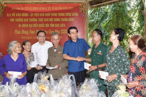 Đồng chí Võ Văn Dũng (áo xanh, giữa), Phó Trưởng ban Thường trực Ban Nội chính Trung ương, tặng quà các gia đình chính sách tại huyện Hồng Dân (Bạc Liêu).