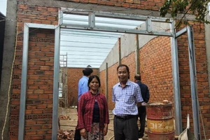 Đoàn công tác kiểm tra dự án hỗ trợ nhà ở cho hộ nghèo ở xã Cư Mta, huyện M’Drắk.