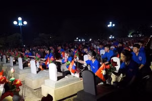 Các đoàn viên, thanh niên huyện Anh Sơn thắp nến cho gần 11 nghìn ngôi mộ tại Nghĩa trang Liệt sĩ quốc tế Việt-Lào.