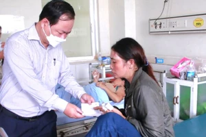 Phó Chủ tịch Ủy ban nhân dân tỉnh Nguyễn Hồng Quang thăm hỏi, động viên nạn nhân bị thương. (Ảnh TC)