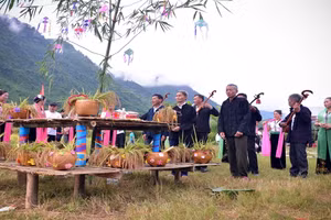 Lễ hội Kin lẩu khẩu mẩu được tổ chức tại cánh đồng Tùng So, thuộc xã Mường So, huyện Phong Thổ.