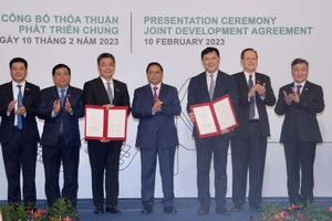 Đại diện lãnh đạo PTSC và Sembcorp trao thỏa thuận hợp tác.