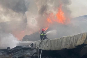 Lực lượng phòng cháy chữa cháy phun nước dập lửa tại Công ty Kookil Textile Việt Nam đang hoạt động trong khu công nghiệp Liên Minh Đường 4.