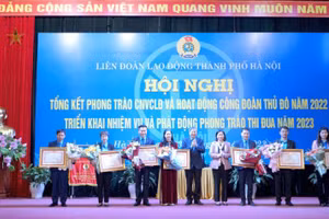 Trao Bằng khen của Thủ tướng Chính phủ tặng các tập thể, cá nhân.