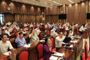 Hội đồng nhân dân thành phố Hà Nội biểu quyết thông qua Nghị quyết.
