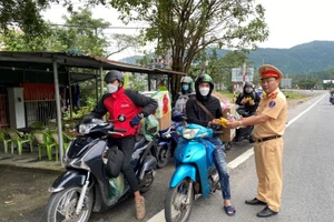 Người dân vui mừng đón nhận món quà nhỏ từ các chiến sĩ Cảnh sát giao thông Đà Nẵng.